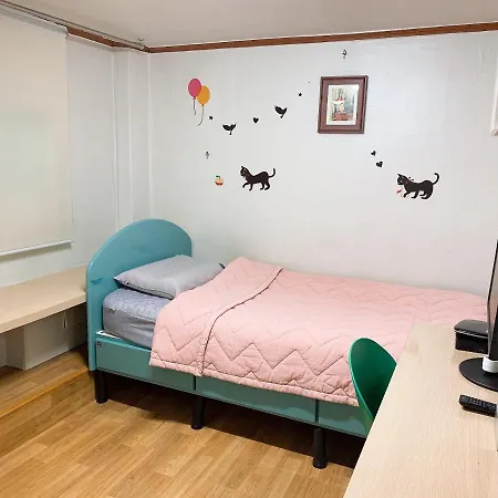 Living Castle Hongdae Hostel